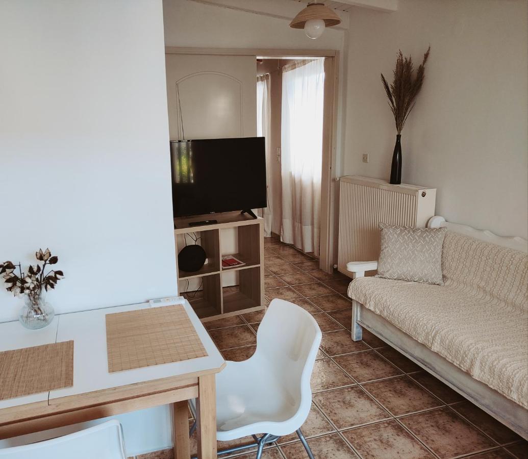 Cozy In Peania Apartment